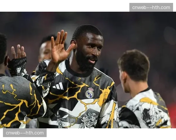 特写镜头:吕迪格成功抢断后振臂高呼,迅速指挥队友向前压上 特写镜头:吕迪格成功抢断后振臂高呼,迅速指挥队友向前压上