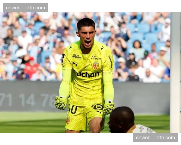 有传闻称英超球队有意引进朗斯整条后防线，看中其出色的协同防守能力